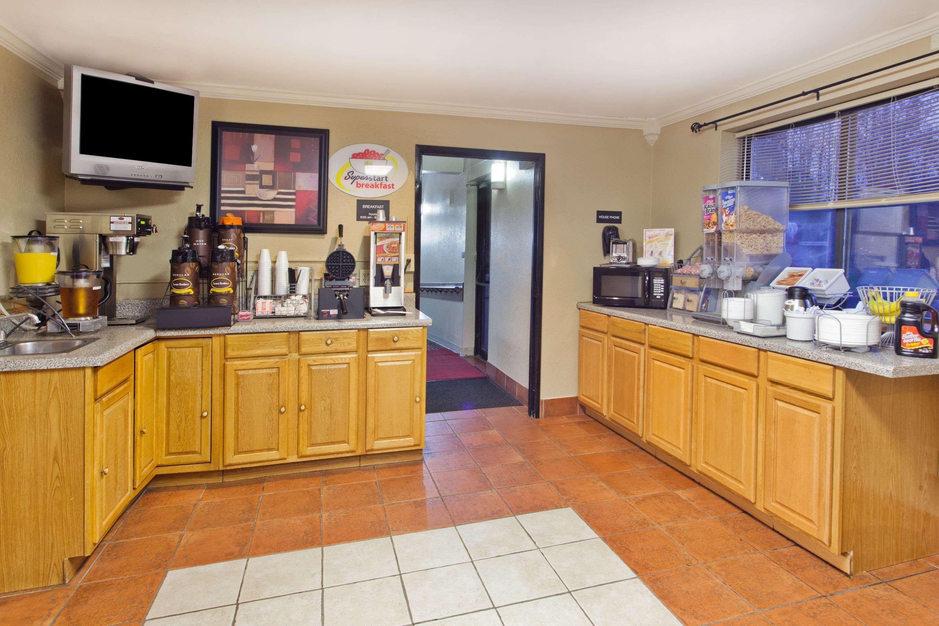 Hotel Super 8 By Wyndham Tuscaloosa Esterno foto