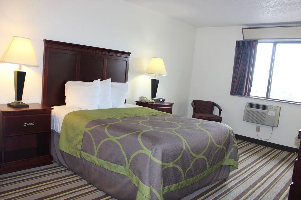 Hotel Super 8 By Wyndham Tuscaloosa Esterno foto